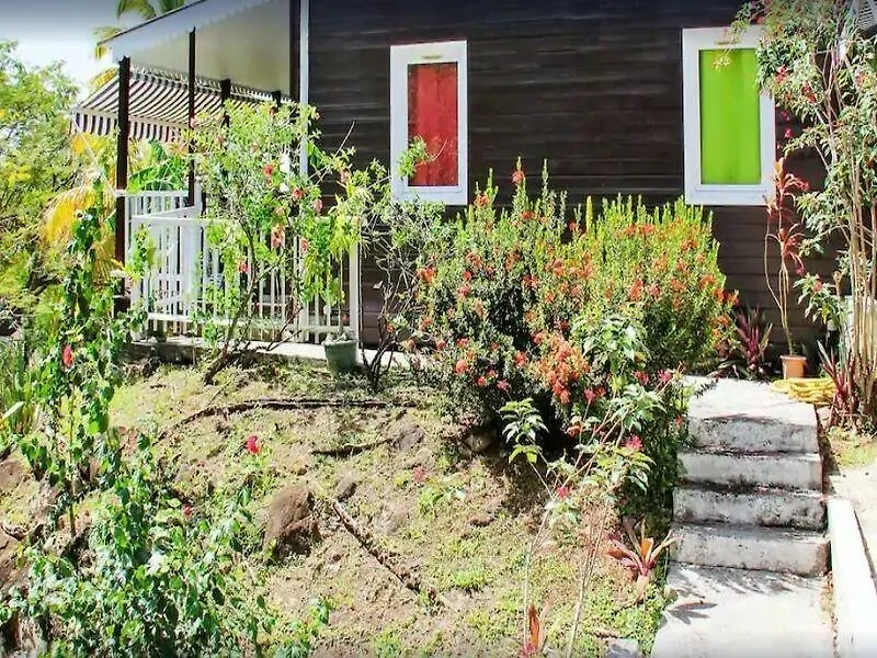 Bungalow With 2 Bedrooms In Bouillante With Furnished Garden And Wifi 100 M From The Beach Holiday home