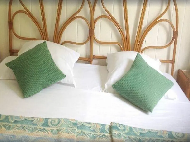 Bungalow With 2 Bedrooms In Bouillante With Furnished Garden And Wifi 100 M From The Beach